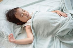 2歳の我が子がお昼寝しない…諦める？お昼寝しないときの対処法は？